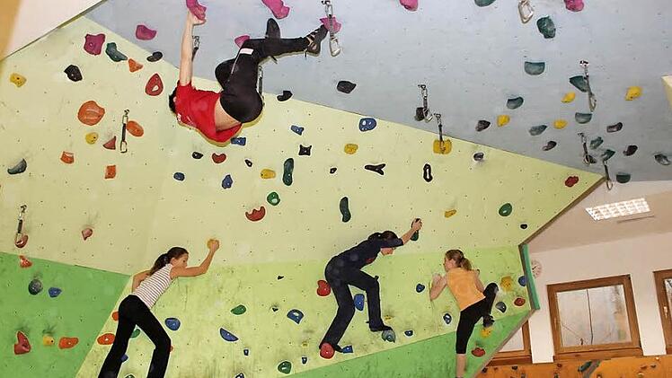 Moritz Werner hangelt sich an der Decke entlang, während Sina Müller, Emma Waiblinger und Inka Amend an der Wand herumturnen. Fotos: Ralf Kestel