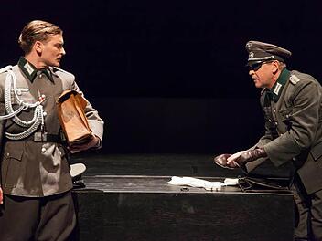 Vor dem Attentat: Stauffenberg (Florian Walter, re.) und sein Adjutant Werner von Haeften Fotos: Thomas Bachmann