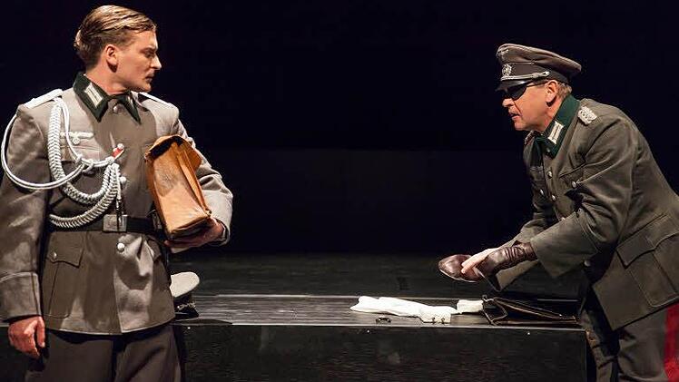 Vor dem Attentat: Stauffenberg (Florian Walter, re.) und sein Adjutant Werner von Haeften Fotos: Thomas Bachmann