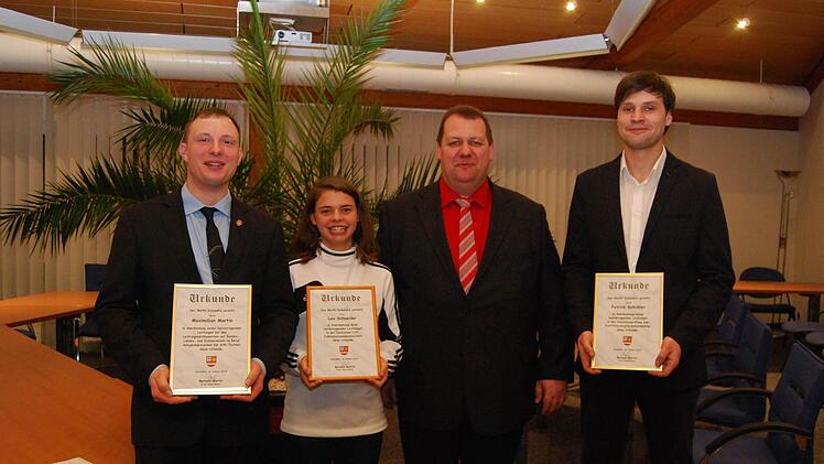Von links: Maximilian Martin, Lea Schneider, Bürgermeister Bernold Martin, Patrick Schröter.  Foto: Horst Conze