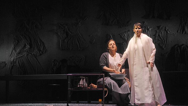 "Der Welt abhanden gekommen". Die szenische Collage mit Musik von Gustav Mahler und Claude Vivier erlebte ihre Uraufführung am Landestheater Coburg.Foto. Andrea Kremper