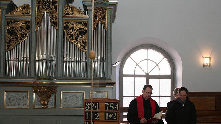 Torsten Bader bei der Orgelsegnung mit Organistin Andrea Herbert Foto: Evi Seeger