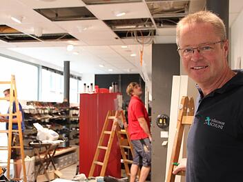Trotzdem nach vorne blicken: Adolf Dörflinger gibt seine Filiale in der Ludwigstraße auf und vergrößert sein Geschäft im Stammhaus. An der Entscheidung des Stadtrats zur Fußgängerzone übt er Kritik. Foto: Ulrike Müller
