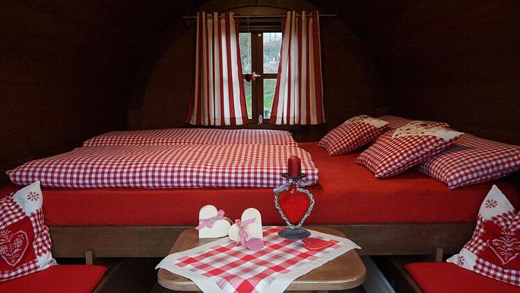 Ein kleiner Tisch und ein Doppelbett finden sich im Inneren des Fasses.Foto: Arkadius Guzy