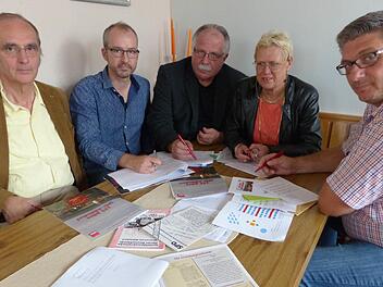 Jörg Bubel, Johannes Käßer, Dieter Schönwald, Friederike Schmidt und Norbert Lamm (v. l.) haben nur wenige Dokumente, um die Geschichte des Ortsvereins zu rekonstruieren. Sie hoffen auf Hilfe durch die Bevölkerung. Foto: Pauline Lindner