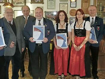 Hohe Ehrungen gab es f&uuml;r langj&auml;hriges Musizieren im Musikverein Ludwigschorgast. Im Bild (von rechts) Rainer Streit, Armin Helbig, Katharina Streit, Ute Streit, J&uuml;rgen Friedrich, Kreisvorsitzender Heinrich Ramming, Bezirksvorsitzender Werner P&ouml;rner und Vorsitzender Marco Heuschmann Fotos: Tobias Braunersreuther