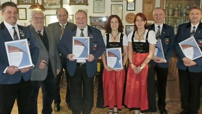 Hohe Ehrungen gab es f&uuml;r langj&auml;hriges Musizieren im Musikverein Ludwigschorgast. Im Bild (von rechts) Rainer Streit, Armin Helbig, Katharina Streit, Ute Streit, J&uuml;rgen Friedrich, Kreisvorsitzender Heinrich Ramming, Bezirksvorsitzender Werner P&ouml;rner und Vorsitzender Marco Heuschmann Fotos: Tobias Braunersreuther