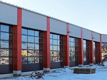 Elf Tore, dahinter unter anderem drei Stellplätze des Landkreises und eine Waschhalle, beeindrucken am neuen Feuerwehrzentrum in Schlüsselfeld. Foto: Evi Seeger