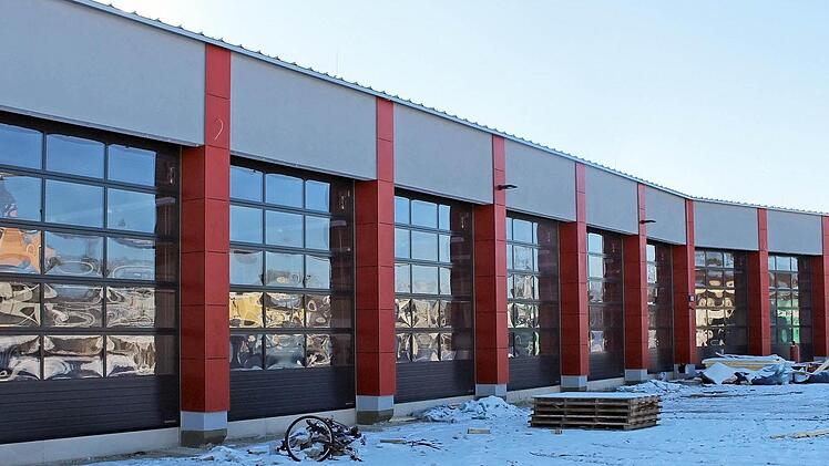 Elf Tore, dahinter unter anderem drei Stellplätze des Landkreises und eine Waschhalle, beeindrucken am neuen Feuerwehrzentrum in Schlüsselfeld. Foto: Evi Seeger