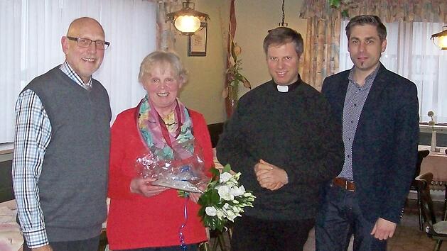 Die Geehrte Anita Bisplinghoff wird von (v. l.) Franz Klement, Matthias Steffel und Torsten Gunselmann umrahmt.  Foto: privat