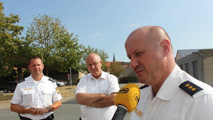 A. Häfner, Leiter der Polizeiinspektion Bamberg-Land, im Interview, dahinter  Bürgermeister K. Homann und M. Dotterweich.