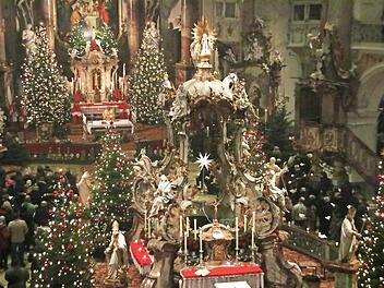 Die Basilika Vierzehnheiligen erstrahlt derzeit in weihnachtlichem Lichterglanz. Foto: Matthias Einwag