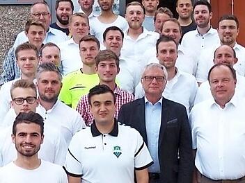 Das Bild zeigt den Großteil des Aufsteigers bzw. Vizemeister FC Frankenwald 2. Mit im Bild die beiden Bürgermeister Robert Geigenmüller (im dunklen Jacket) und Werner Burger (rechts daneben) Foto: kpw
