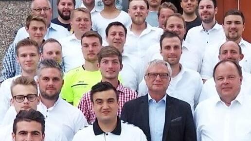 Das Bild zeigt den Großteil des Aufsteigers bzw. Vizemeister FC Frankenwald 2. Mit im Bild die beiden Bürgermeister Robert Geigenmüller (im dunklen Jacket) und Werner Burger (rechts daneben) Foto: kpw