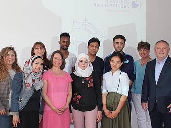 Bei der &Uuml;bergabe der Zertifikate (hintere Reihe): Jessica M&uuml;ller (Integrationslotsin), Andrea Herzer (Bildungskoordinatorin f&uuml;r Neuzugewanderte), Mohamed Hassan, Abdullahi, Said Sharif, Nabih Aleksh, Daniela Dacho, Landrat Thomas Bold. Vordere Reihe: Souzan Kouro, Anne Hilpert (Gesch&auml;ftsf&uuml;hrerin des Caritasverbandes), Awde Malak und MalikaMamyrova.  Foto: Stefan Seufert