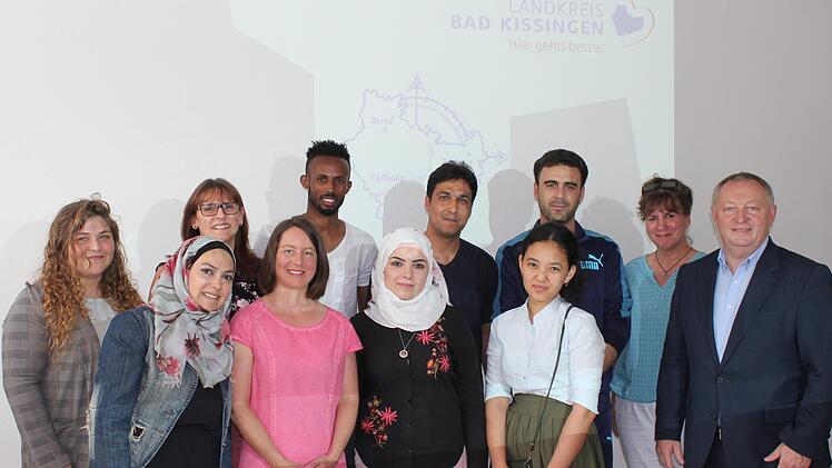 Bei der &Uuml;bergabe der Zertifikate (hintere Reihe): Jessica M&uuml;ller (Integrationslotsin), Andrea Herzer (Bildungskoordinatorin f&uuml;r Neuzugewanderte), Mohamed Hassan, Abdullahi, Said Sharif, Nabih Aleksh, Daniela Dacho, Landrat Thomas Bold. Vordere Reihe: Souzan Kouro, Anne Hilpert (Gesch&auml;ftsf&uuml;hrerin des Caritasverbandes), Awde Malak und MalikaMamyrova.  Foto: Stefan Seufert