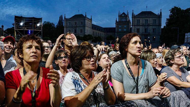 "Du kannst tanzen, taumeln, träumen": Pur nimmt das Schlossplatz-Publikum mit auf eine Reise ins Abenteuerland.