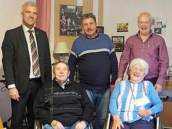 Siegfried Scheller (vorne links) mit seiner Ehefrau Ruth (vorne rechts) sowie (hinten von links) Bürgermeister Timo Ehrhardt, Bernd Scheller (Sohn) sowie Heimleiter Peter Schulz Foto: Heike Schülein