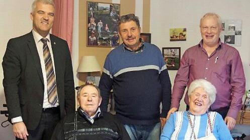 Siegfried Scheller (vorne links) mit seiner Ehefrau Ruth (vorne rechts) sowie (hinten von links) Bürgermeister Timo Ehrhardt, Bernd Scheller (Sohn) sowie Heimleiter Peter Schulz Foto: Heike Schülein