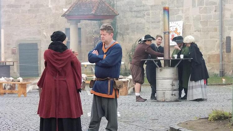 Ausstattung und Kleidung war zumindest teilweise der Zeit der Musketiere angepasst.