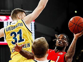 Rokas Giedraitis (links) und Luke Sikma versperren dem Bamberger Aufbauspieler Paris Lee den Weg zum Korb. Foto: Daniel Löb