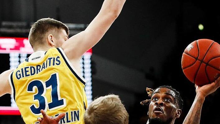 Rokas Giedraitis (links) und Luke Sikma versperren dem Bamberger Aufbauspieler Paris Lee den Weg zum Korb. Foto: Daniel Löb