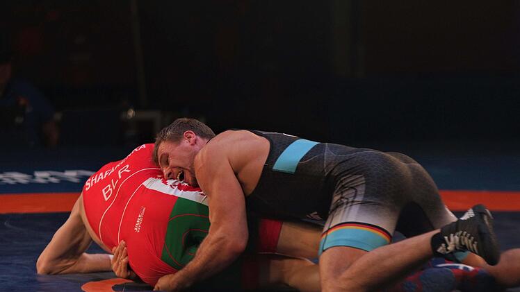 Aus der Oberlage packt Hannes Wagner seinen Gegner, den Weißrussen Stanislau Shafarenka. Foto: Jörg Richter