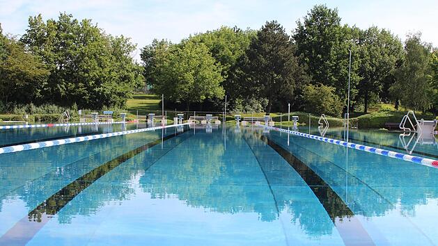 Das Schwimmerbecken ist bis rund 22 Grad beheizt und  und wartet auf  die Profikrauler und Rückenzieher.  Fotos: Andreas Scheuerer