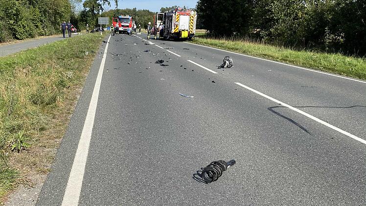 Auf der B14 zwischen Großweismannsdorf und Buchschwabach (Kreis Fürth) kam es am Samstag (19. September 2020)  zu einem Unfall, an dem drei Autos beteiligt waren.