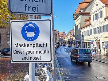 Auch in Bamberg hängen an vielen Stellen der Stadt Plakate, die auf die Maskenpflicht aufmerksam machen.  Foto: Ronald Rinklef
