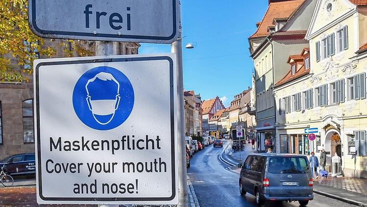Auch in Bamberg hängen an vielen Stellen der Stadt Plakate, die auf die Maskenpflicht aufmerksam machen.  Foto: Ronald Rinklef