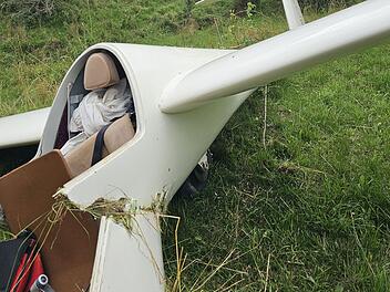 Segelflugzeug muss auf Wiese landen - Pilotin schwer verletzt Segelflugzeug muss auf Wiese landen - Pilotin schwer verletzt