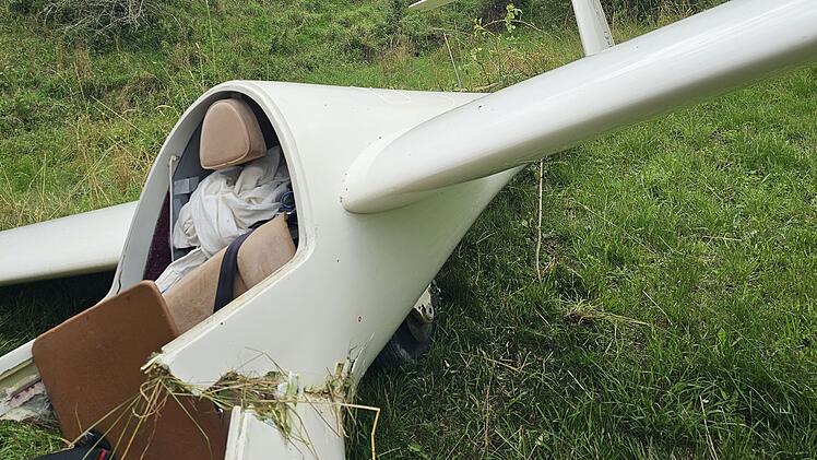 Segelflugzeug muss auf Wiese landen - Pilotin schwer verletzt