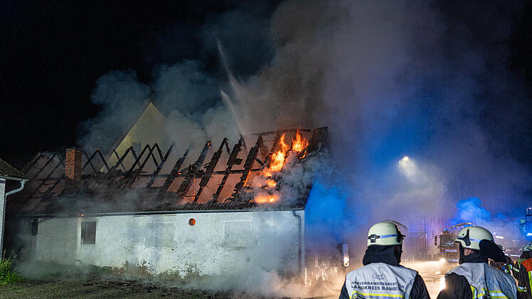 Nächtlicher Scheunenbrand im Landkreis Bamberg: Feuerwehr mit Komplikationen am Einsatzort