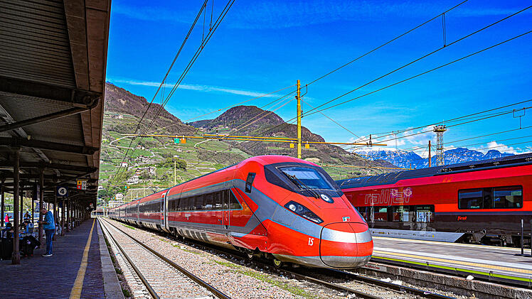 Frecciarossa ETR 1000 von Trenitalia in Bozen / Bolzano. Im Hintergrund ein Railjet der ÖBB.