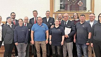 Alle Geehrten mit Vertretern des BRK (von links): Dorothea Deeg, Sarah F&ouml;rster, Lukas Dehn (20 Jahre), Yvonne Reininger (20 Jahre), Burkhard K&uuml;hn, Michael Rendl, 1. Vorsitzender (BRK Ehrenplakette), Maik Mast, Patricia Fiederling (30 Jahre), Stefa...