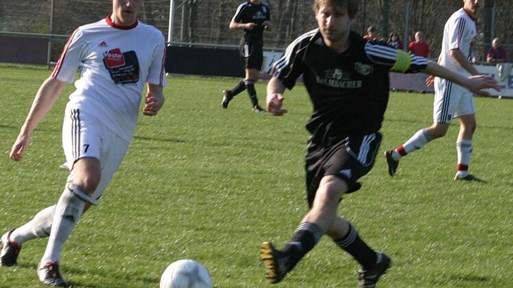 Jens Köhler (Mitte, dunkles Trikot) treibt den Ball nach vorne.