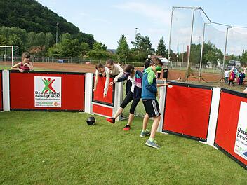 Beim Blindenfußball sind die Aktiven auf klare Hinweise von außen angewiesen, außerdem klingelt der Ball - Fingerzeige helfen hingegen nicht weiter. Fotos: Sabine Weinbeer
