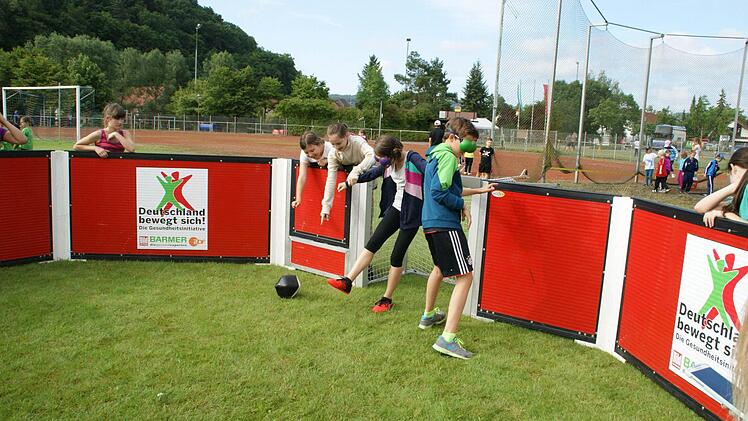 Beim Blindenfußball sind die Aktiven auf klare Hinweise von außen angewiesen, außerdem klingelt der Ball - Fingerzeige helfen hingegen nicht weiter. Fotos: Sabine Weinbeer