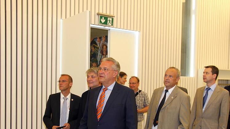 Innenminister Herrmann (Mitte), MdL Heinrich Rudrof (daneben) und MdB Thomas Silberhorn (re.) besichtigen den Sitzungssaal.