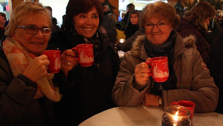 Der Glühwein darf nicht fehlen.