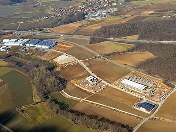 Sichtbares Wachstum: Im Gewerbegebiet "Scheßlitz-Ost" tut sich was, rechts im Bild das Zentrallager von Schuh-Mücke. Luftbild: Ronald Rinklef