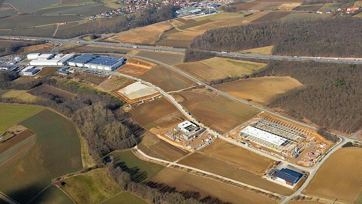 Sichtbares Wachstum: Im Gewerbegebiet "Scheßlitz-Ost" tut sich was, rechts im Bild das Zentrallager von Schuh-Mücke. Luftbild: Ronald Rinklef
