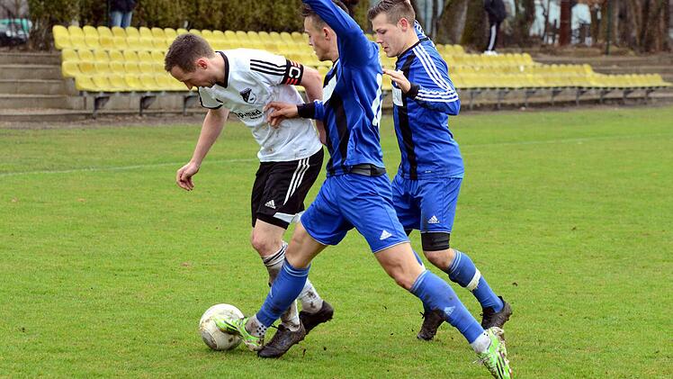 Die Reserve der SpVgg Jahn Forchheim (blaue Trikots) fügte den Meisterträumen des TSV Röttenbach beim 2:2-Unentschieden einen Dämpfer zu.  Foto: herzopress