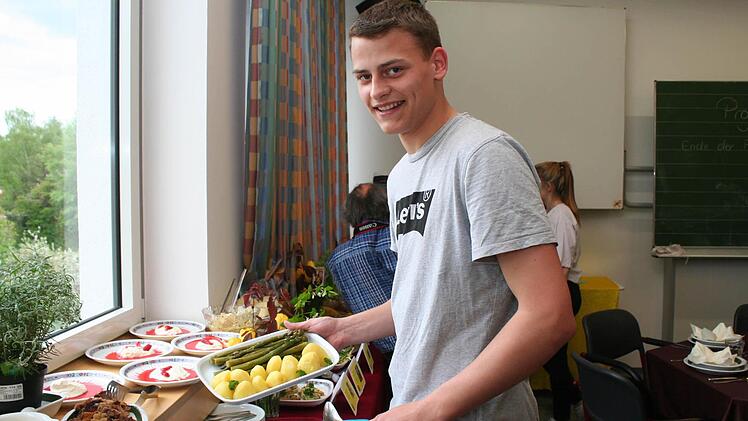 Paul Heinrich serviert grünen Spargel mit Kartoffeln. Foto: Evi Seeger