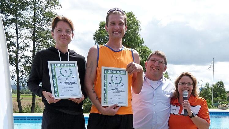 Die Gesamtsieger (v. l.) Karoline Hellmuth und Herbert Fecker mit Zweitem Bürgermeister Harald Peetz und Sandra Müller Fotos: Reißaus