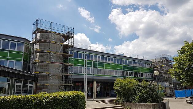 Das Foto zeigt das Ehrenbürg-Gymnasium in Forchheim in Oberfranken. Für das Jahr 2008 war dort eine energetische Gebäudesanierung in Höhe von 5,38 Millionen Euro geplant, aus der eine Komplettsanierung mit Gesamtkosten von rund 15 Millionen Euro wurde.  Foto: Bund der Steuerzahler/dpa