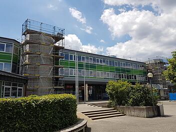 Das Foto zeigt das Ehrenbürg-Gymnasium in Forchheim in Oberfranken. Für das Jahr 2008 war dort eine energetische Gebäudesanierung in Höhe von 5,38 Millionen Euro geplant, aus der eine Komplettsanierung mit Gesamtkosten von rund 15 Millionen Euro wurde.  Foto: Bund der Steuerzahler/dpa