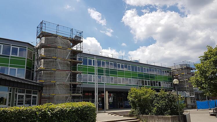Das Foto zeigt das Ehrenbürg-Gymnasium in Forchheim in Oberfranken. Für das Jahr 2008 war dort eine energetische Gebäudesanierung in Höhe von 5,38 Millionen Euro geplant, aus der eine Komplettsanierung mit Gesamtkosten von rund 15 Millionen Euro wurde.  Foto: Bund der Steuerzahler/dpa