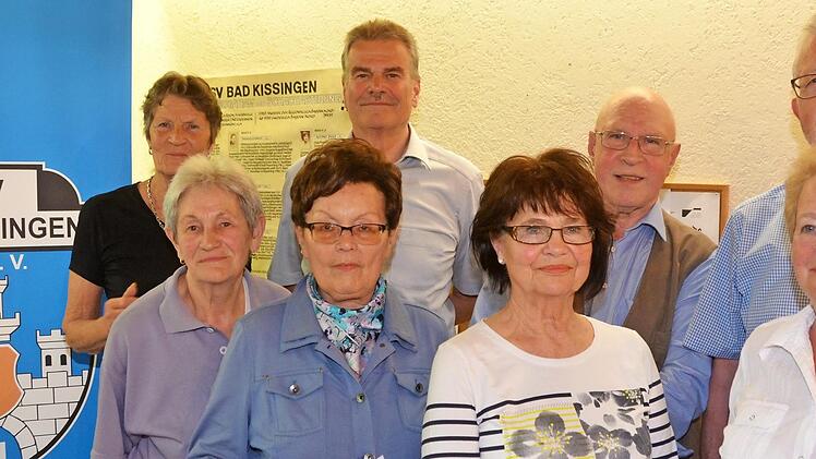 Die Noch-Vorsitzende des TSV Bad Kissingen rief zahlreiche langjährige Mitglieder zur Ehrung auf. Auf unserem Foto sind (von links): Hannelore Schön, Ingeborg Stürmer, Brigitte Schmück, Peter Heusler, Ilse Mühle, Eckehard Simon, Thea Zintl und Norbert Paulus. Fotos: Peter Rauch